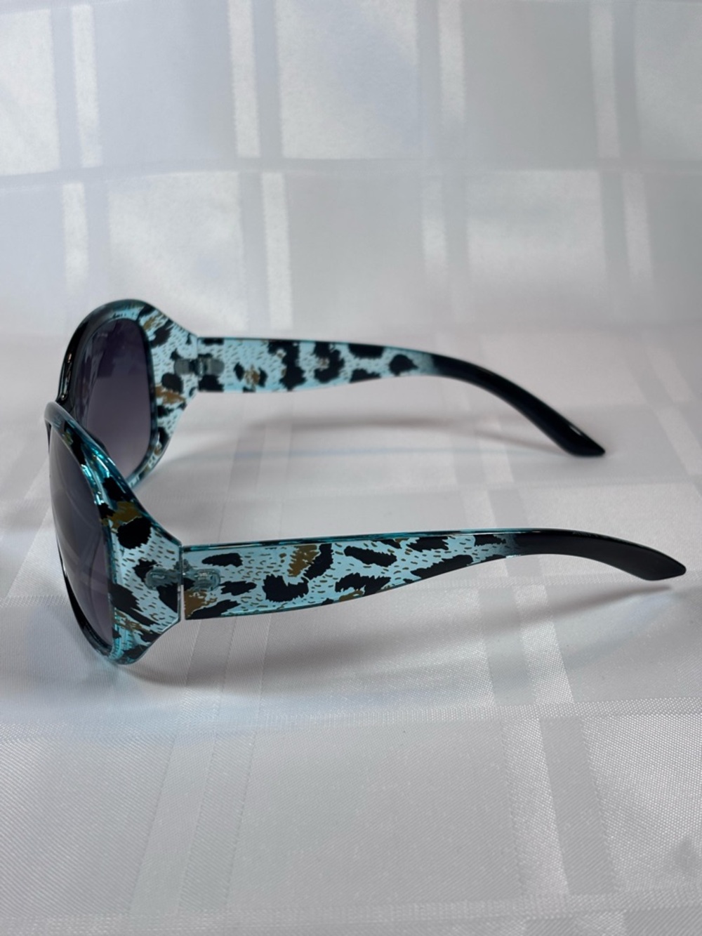MUST BUNDLE 3 $5 ITEMS Black and BlueGreen Pattern Sunglasses - Picture 7 of 10